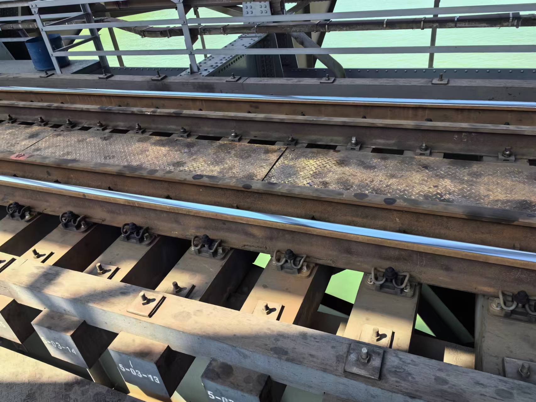 A Technical Deep Dive: Analyzing the Superior Properties of UHMWPE Sleepers